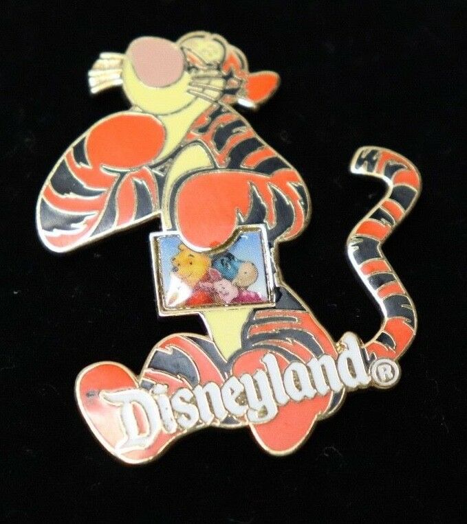 Disneyland 2002 Tigger Holding Pictures Of His Friends Trading Pin Rare